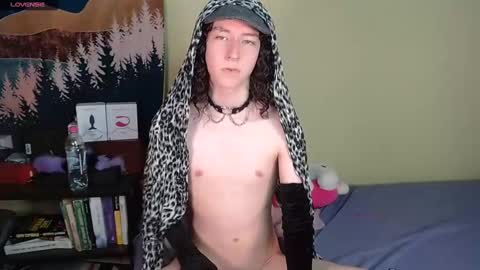 Snapshot of curlyytwink chatting on 12-19-24, 04:02 Noah online show from 12-19-24, 04:02