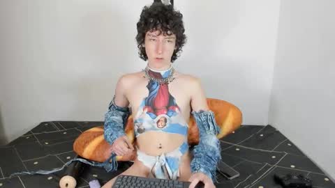 Snapshot of curlyytwink chatting on 10-05-25, 02:54 Noah online show from 10-05-25, 02:54