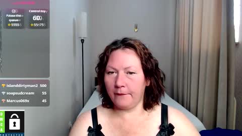 Snapshot of curvy_girlz chatting on 09-30-25, 05:01 curvy_girlz online show from 09-30-25, 05:01
