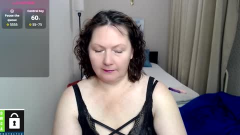 Snapshot of curvy_girlz chatting on 10-18-25, 03:46 curvy_girlz online show from 10-18-25, 03:46