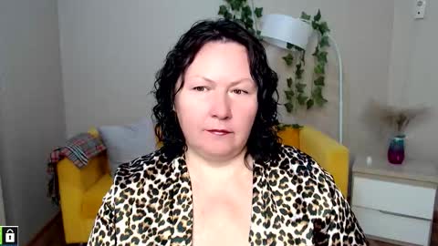 Snapshot of curvy_girlz chatting on 11-10-25, 04:28 curvy_girlz online show from 11-10-25, 04:28