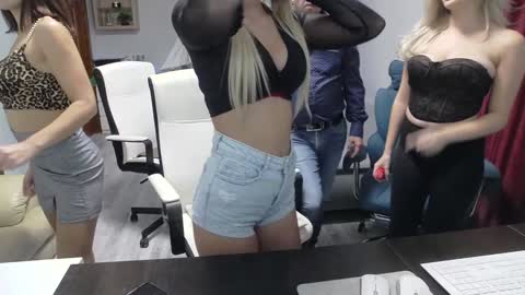  and follow twittercute00kiara2 online show from 11-11-25, 12:27