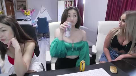  and follow twittercute00kiara2 online show from 05-21-26, 06:53