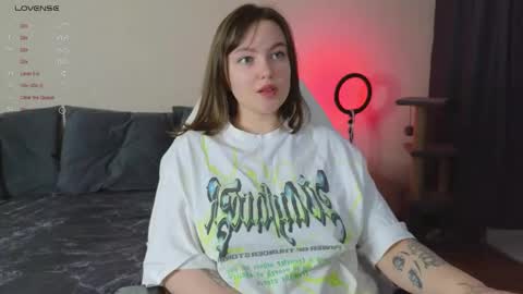 Snapshot of cute_junk chatting on 11-25-25, 04:23 Kite and Jack online show from 11-25-25, 04:23