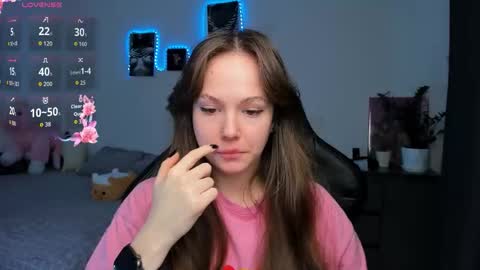 Snapshot of cute_little_ass chatting on 11-11-25, 05:40 Emily online show from 11-11-25, 05:40