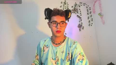 Snapshot of cute_sammy_1 chatting on 09-10-25, 05:18 cute_sammy_1 online show from 09-10-25, 05:18