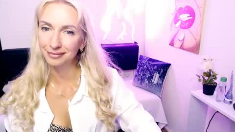 Snapshot of cute_smile_shy chatting on 07-24-26, 10:30 cute_smile_shy online show from 07-24-26, 10:30