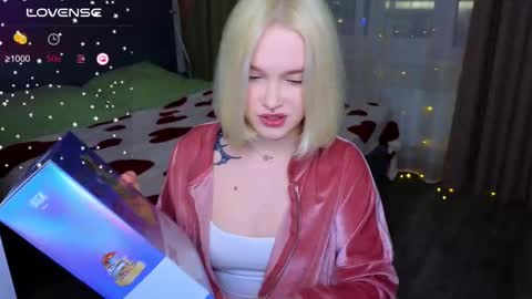 Snapshot of cute_summer_breathe chatting on 03-06-25, 05:11 Sue online show from 03-06-25, 05:11