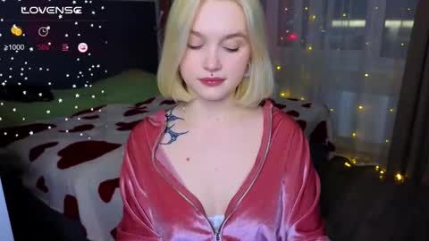 Snapshot of cute_summer_breathe chatting on 03-09-25, 04:55 Sue online show from 03-09-25, 04:55