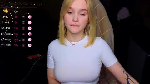 Snapshot of cute_summer_breathe chatting on 10-11-25, 03:54 Sue online show from 10-11-25, 03:54