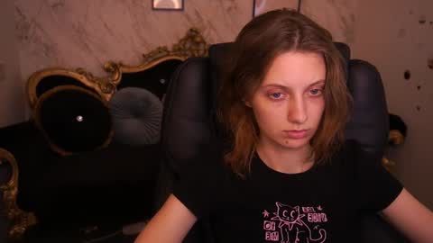 Snapshot of cuteefoxy chatting on 06-19-26, 12:42 Foxy online show from 06-19-26, 12:42