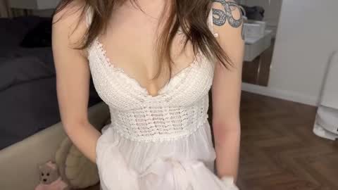 Snapshot of cuteelsa_ chatting on 01-08-25, 04:34 Elsa online show from 01-08-25, 04:34