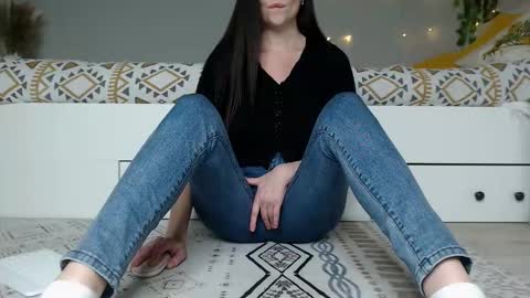 Snapshot of cuteemouse chatting on 11-08-25, 01:33 Anna online show from 11-08-25, 01:33