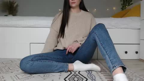 Snapshot of cuteemouse chatting on 11-16-25, 12:22 Anna online show from 11-16-25, 12:22