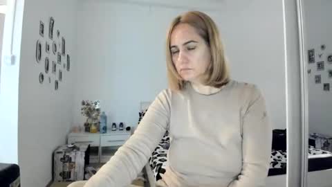 Snapshot of cutehana chatting on 11-16-25, 03:17 MADY online show from 11-16-25, 03:17