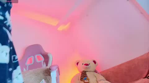 Snapshot of cutejess45 chatting on 06-16-26, 03:31 tell me jess online show from 06-16-26, 03:31