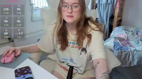 Snapshot of cutiepiealice chatting on 07-20-26, 07:11 Alice online show from 07-20-26, 07:11
