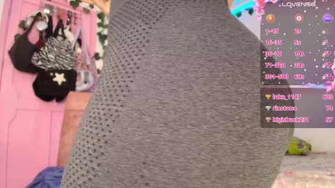 Snapshot of cybercami chatting on 02-06-25, 09:49 Camila online show from 02-06-25, 09:49