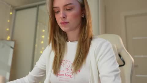 Snapshot of cyberheart_ chatting on 01-06-25, 04:34 EMILY online show from 01-06-25, 04:34