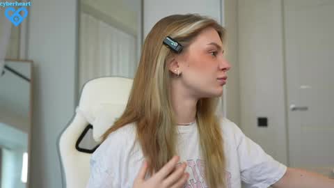 Snapshot of cyberheart_ chatting on 02-08-25, 08:09 EMILY online show from 02-08-25, 08:09