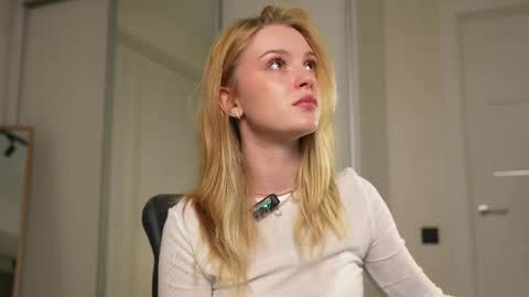 Snapshot of cyberheart_ chatting on 09-08-25, 05:01 EMILY online show from 09-08-25, 05:01