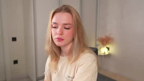 Snapshot of cyberheart_ chatting on 11-09-25, 05:55 EMILY online show from 11-09-25, 05:55