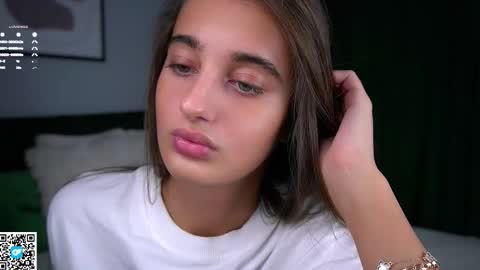 Snapshot of czamabech chatting on 10-20-25, 12:55 Isabella online show from 10-20-25, 12:55