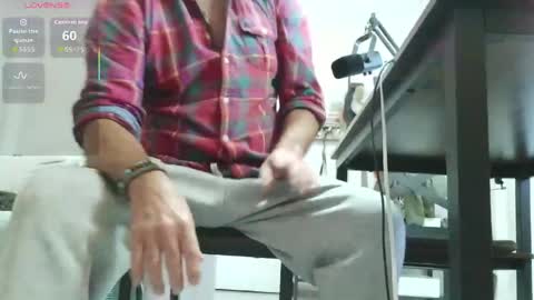 Snapshot of daddybearvlc chatting on 04-15-26, 09:27 DaddyBear online show from 04-15-26, 09:27