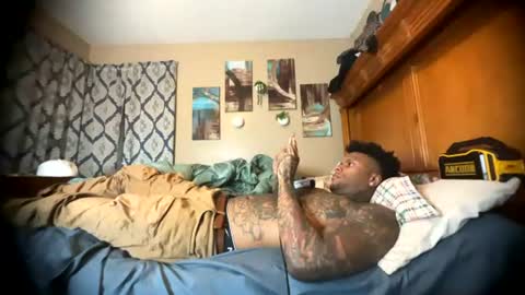 Snapshot of daddyjanimal chatting on 07-12-26, 11:07 sexy tatted king bbc online show from 07-12-26, 11:07
