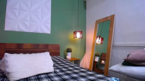 Snapshot of daddys_little_secrett chatting on 12-07-24, 01:51 Valen online show from 12-07-24, 01:51