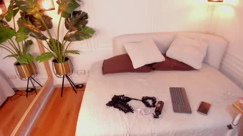 dafne_hillss online show from 12-18-25, 11:49