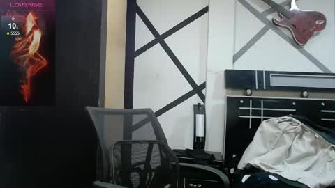 Snapshot of daimon_rock01 chatting on 09-29-25, 05:56 felipe online show from 09-29-25, 05:56