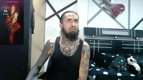 Snapshot of daimon_rock01 chatting on 10-22-25, 05:19 felipe online show from 10-22-25, 05:19