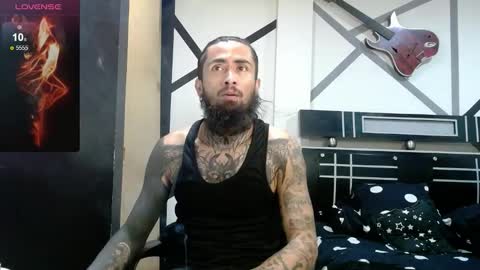 Snapshot of daimon_rock01 chatting on 11-18-25, 01:44 felipe online show from 11-18-25, 01:44