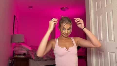 Snapshot of daisyy888 chatting on 10-31-25, 12:00 daisy online show from 10-31-25, 12:00