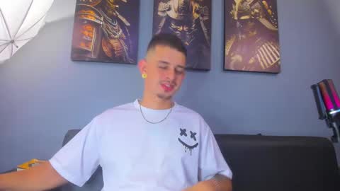 Snapshot of damian__oliver chatting on 02-20-26, 05:48 Damian Oliver online show from 02-20-26, 05:48