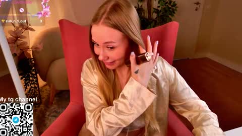 Snapshot of damn_emilia chatting on 12-04-25, 04:27 Emilia online show from 12-04-25, 04:27