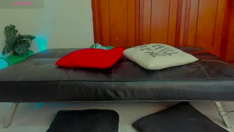 Kary-- independent model Schedule 0530am-1000am colombian time online show from 01-27-25, 09:22