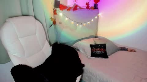 Snapshot of damn_that_booty chatting on 10-18-25, 12:13 Criss online show from 10-18-25, 12:13