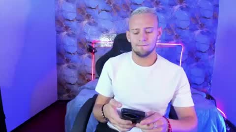 Snapshot of damon_baker0 chatting on 06-19-26, 01:59 Damon bakert online show from 06-19-26, 01:59