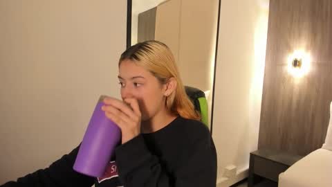 Snapshot of daniand_ chatting on 11-19-25, 11:54 D A N I A online show from 11-19-25, 11:54