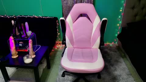 Snapshot of danielle_banks chatting on 12-21-24, 12:31 Danielle Banks online show from 12-21-24, 12:31