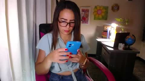Snapshot of danielle_rose_ chatting on 06-08-26, 06:30 Angie online show from 06-08-26, 06:30