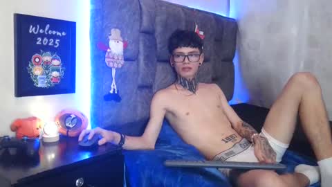 Snapshot of dann_brown chatting on 01-01-25, 12:00 Dann Brown online show from 01-01-25, 12:00