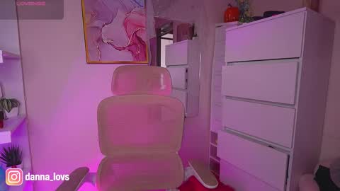 Danna Lovs online show from 10-21-25, 05:35