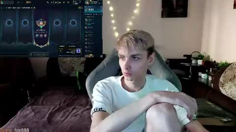 Snapshot of danny_fox888 chatting on 06-19-26, 02:10 Daniel online show from 06-19-26, 02:10