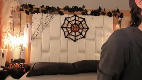 daphne_and_roger online show from 10-18-25, 11:33