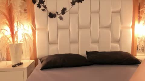 daphne_and_roger online show from 12-22-25, 11:07