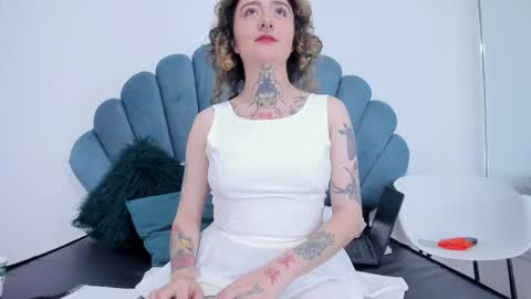 Snapshot of daphne_blunt chatting on 12-08-24, 06:33 Daphne Blunt online show from 12-08-24, 06:33