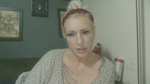 Snapshot of darcyduke chatting on 01-10-25, 01:31 Darcy online show from 01-10-25, 01:31
